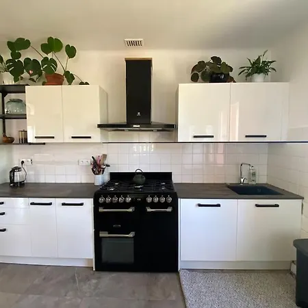 Maison Indépendante Avec Grand Jardin *